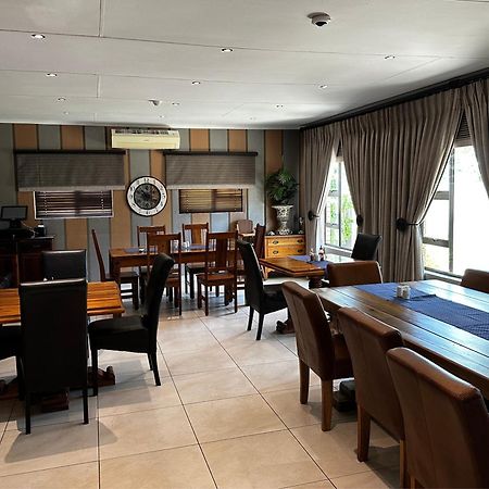 Meyers Guesthouse Jwaneng Esterno foto
