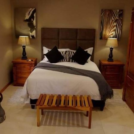 Meyers Guesthouse Jwaneng Esterno foto