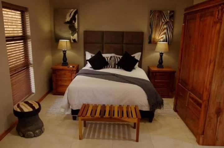 Meyers Guesthouse Jwaneng Esterno foto